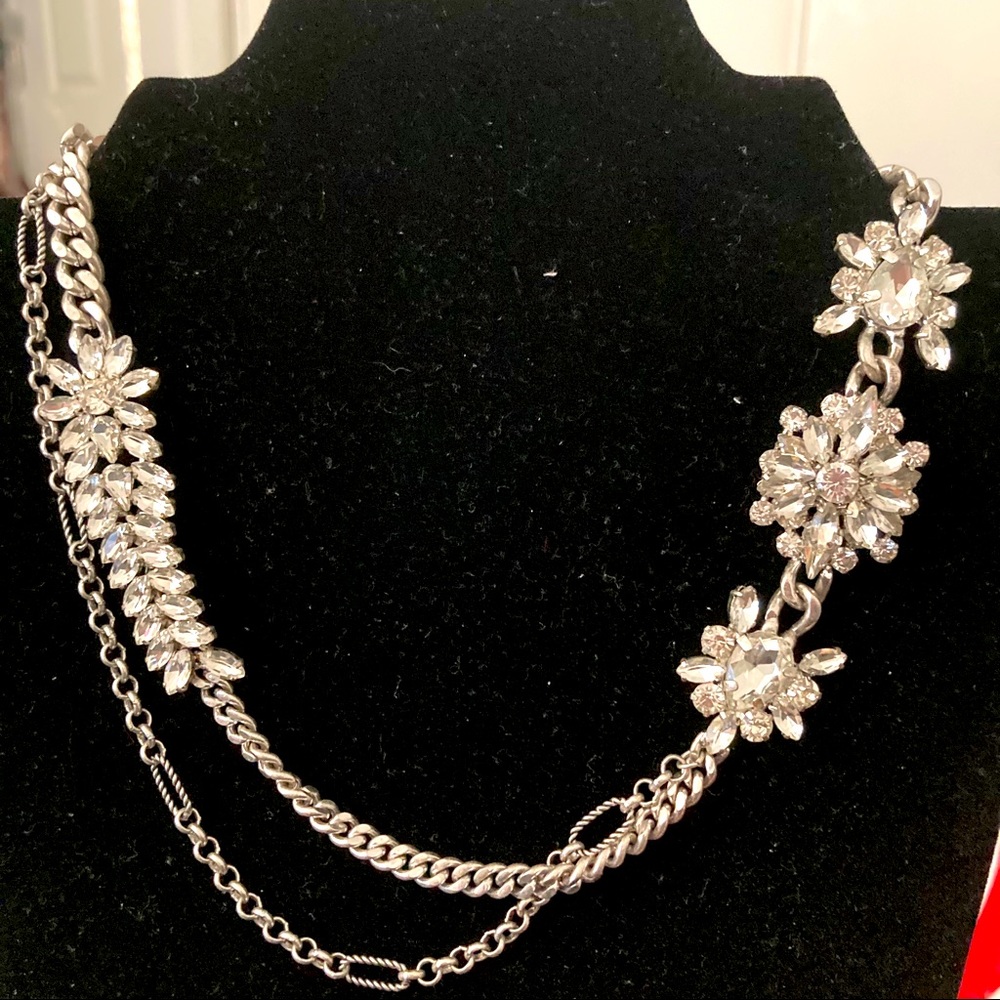 Neck less in silver tones with white glass stones.